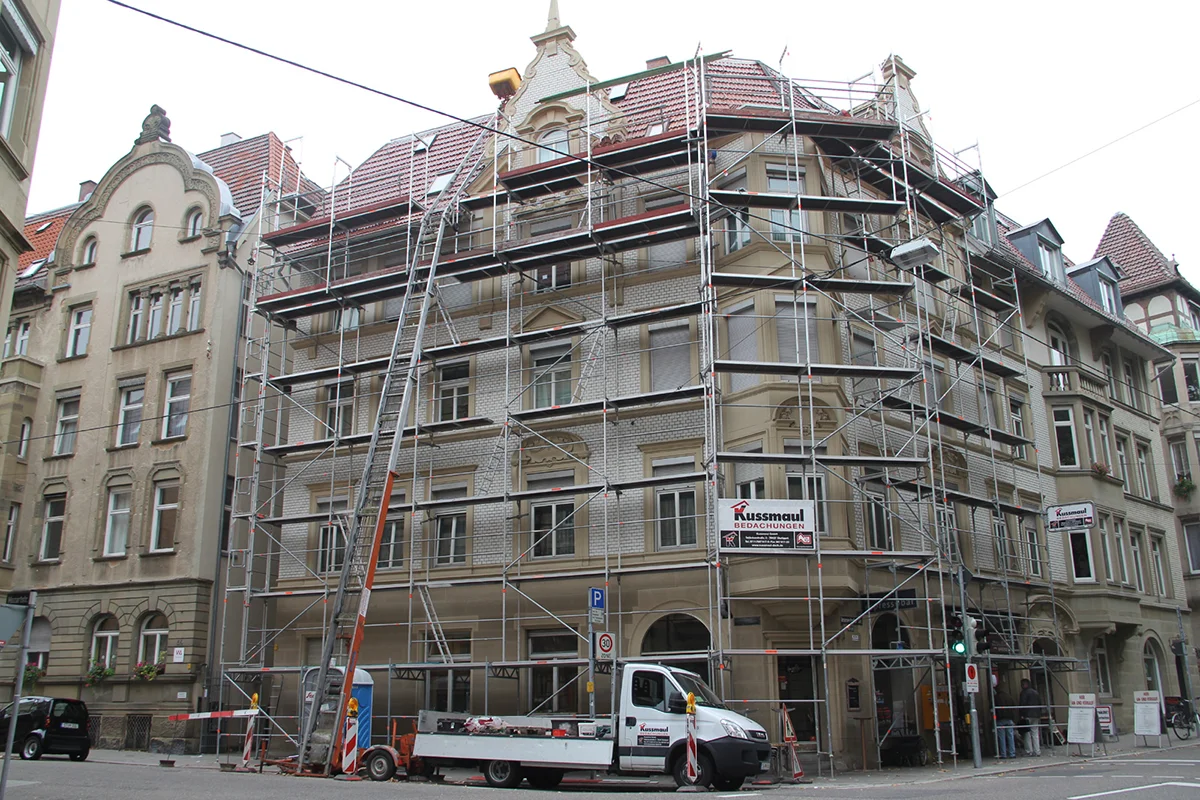 Gerüstbau für Arbeiten an Dach und Fassade