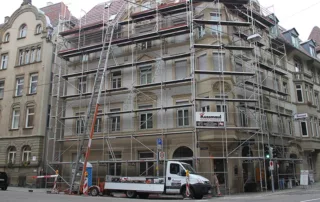 Gerüstbau für Arbeiten an Dach und Fassade
