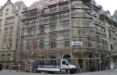 Gerüstbau für Arbeiten an Dach und Fassade