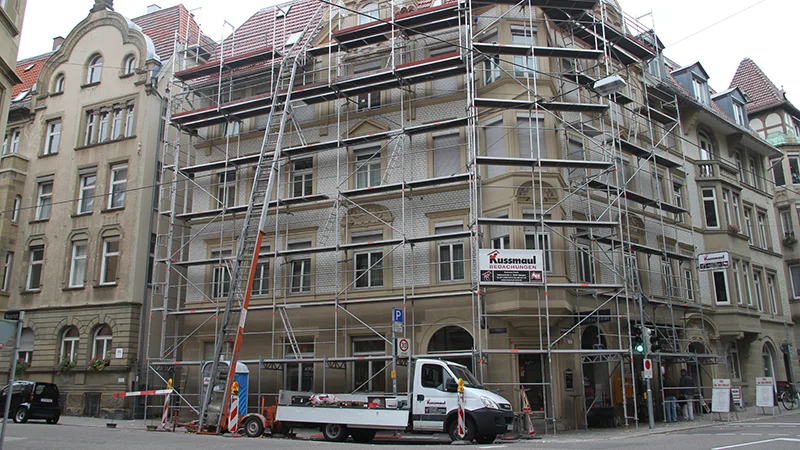 Gerüstbau für Arbeiten an Dach und Fassade