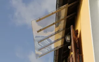 Edles Vordach aus Glas und Metall oder Holz