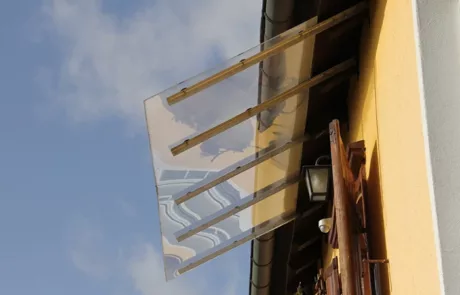 Edles Vordach aus Glas und Metall oder Holz