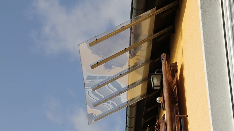 Edles Vordach aus Glas und Metall oder Holz